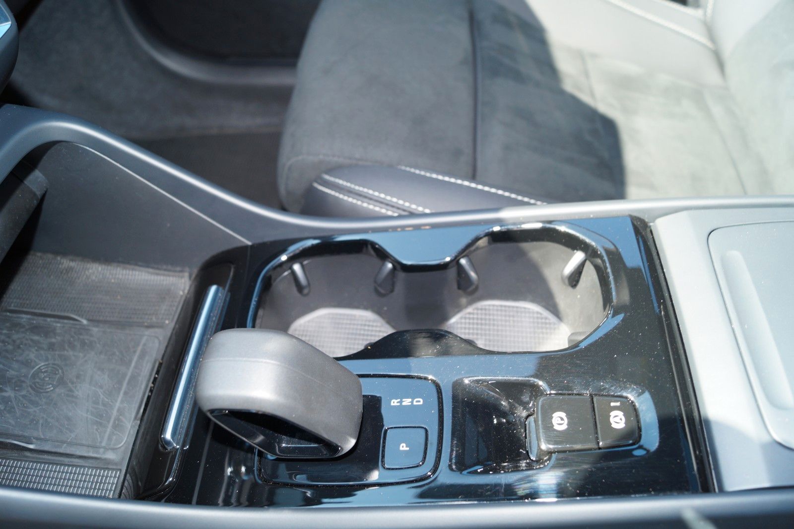 Volvo XC40 B4 Benzin 2WD Ultra Dark - Samsaru's Car Outlet