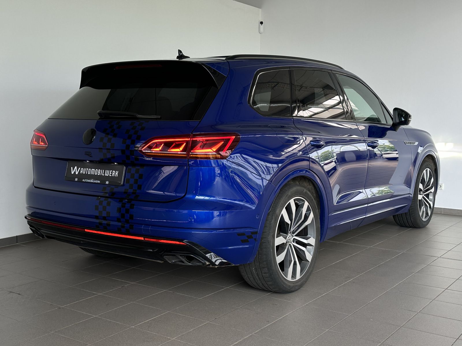 Volkswagen Touareg R-Line BLACK - Samsaru's Car Outlet