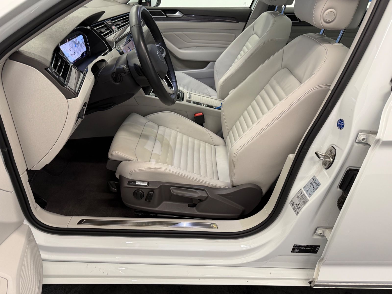 Volkswagen Passat Elegance 1.5 TSI - Samsaru's Car Outlet