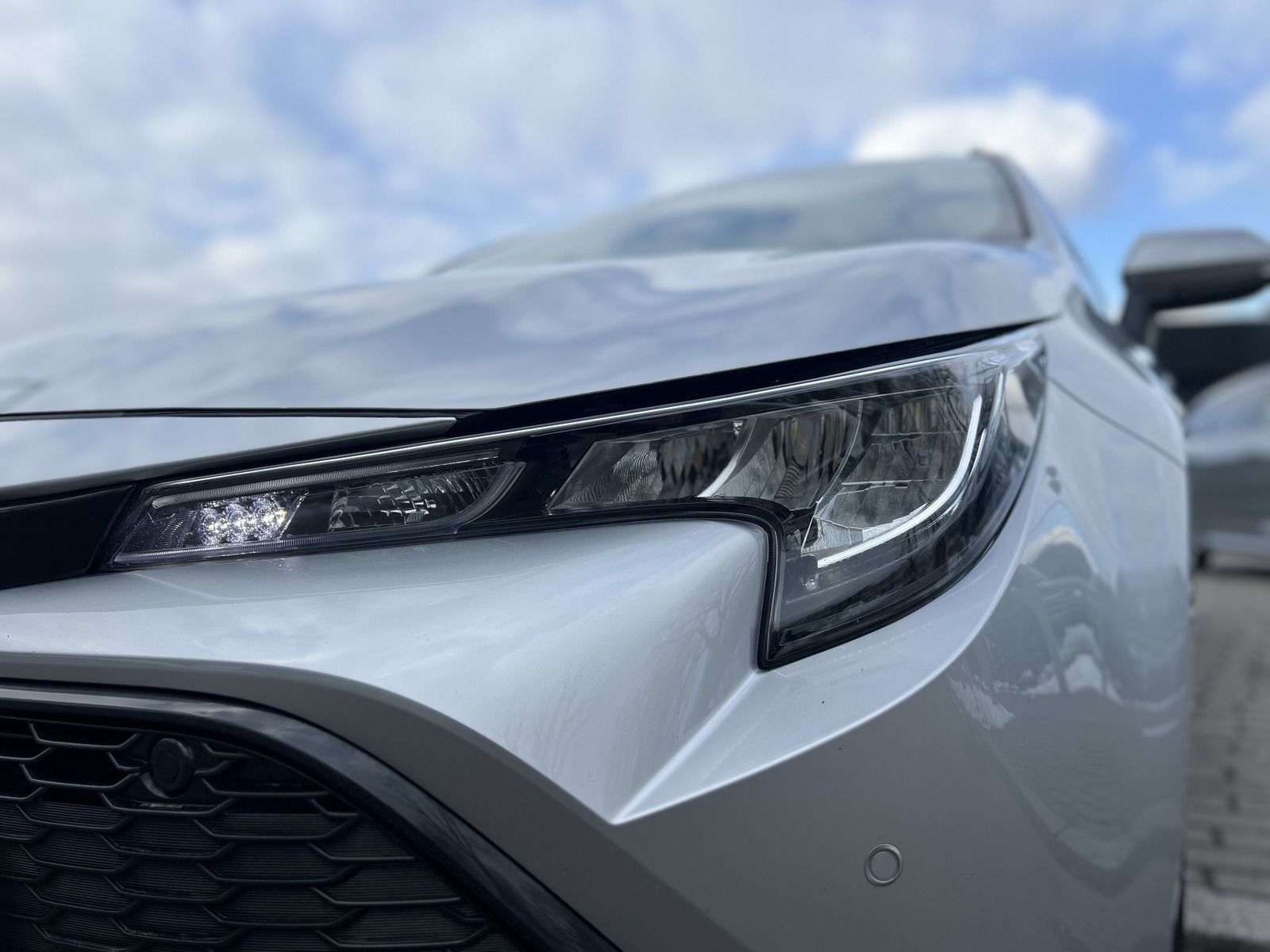 Toyota Corolla Touring Hybrid - Samsaru's Car Outlet