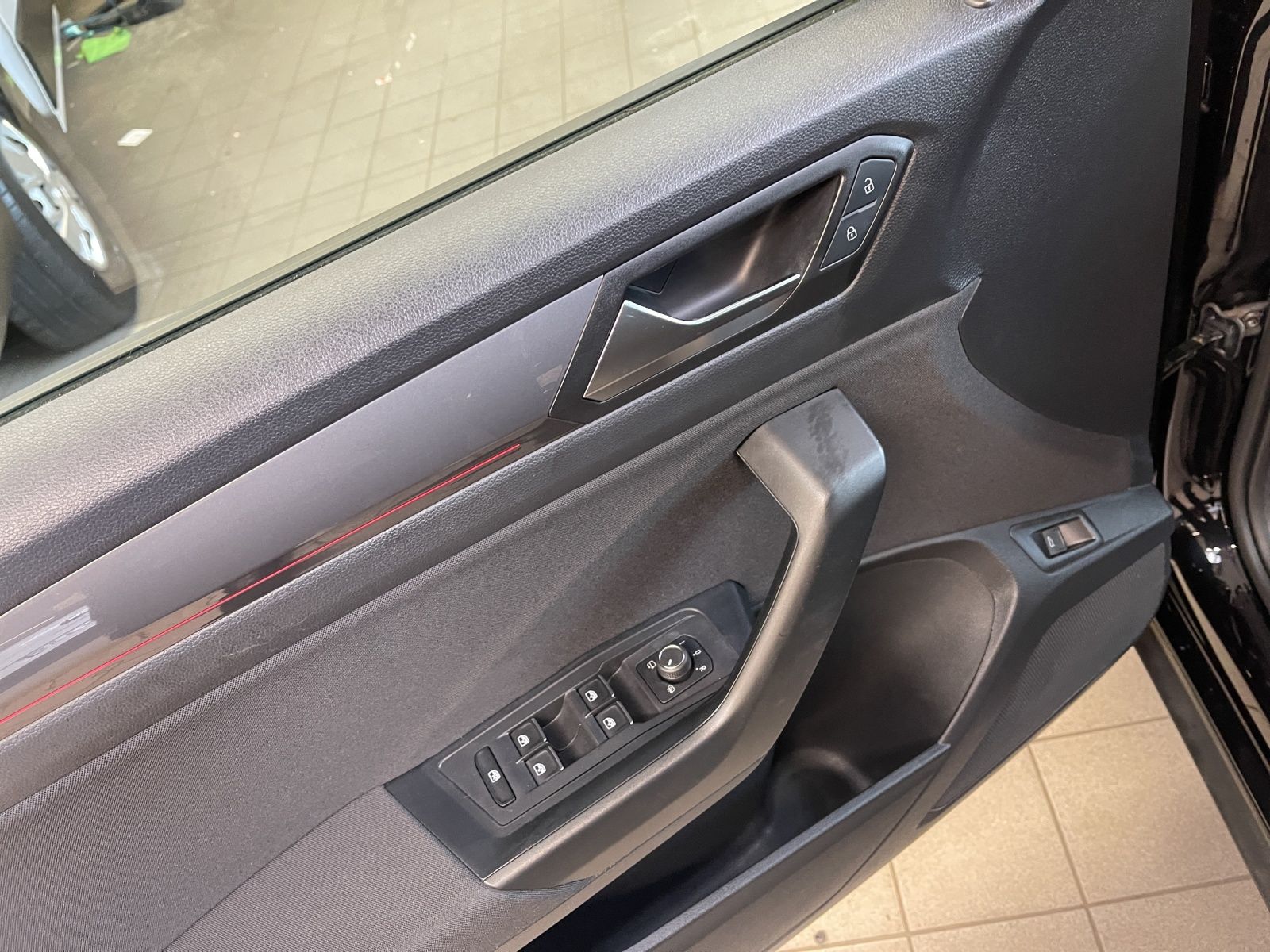Volkswagen T-Roc 1.5 TSI Sport - Samsaru's Car Outlet