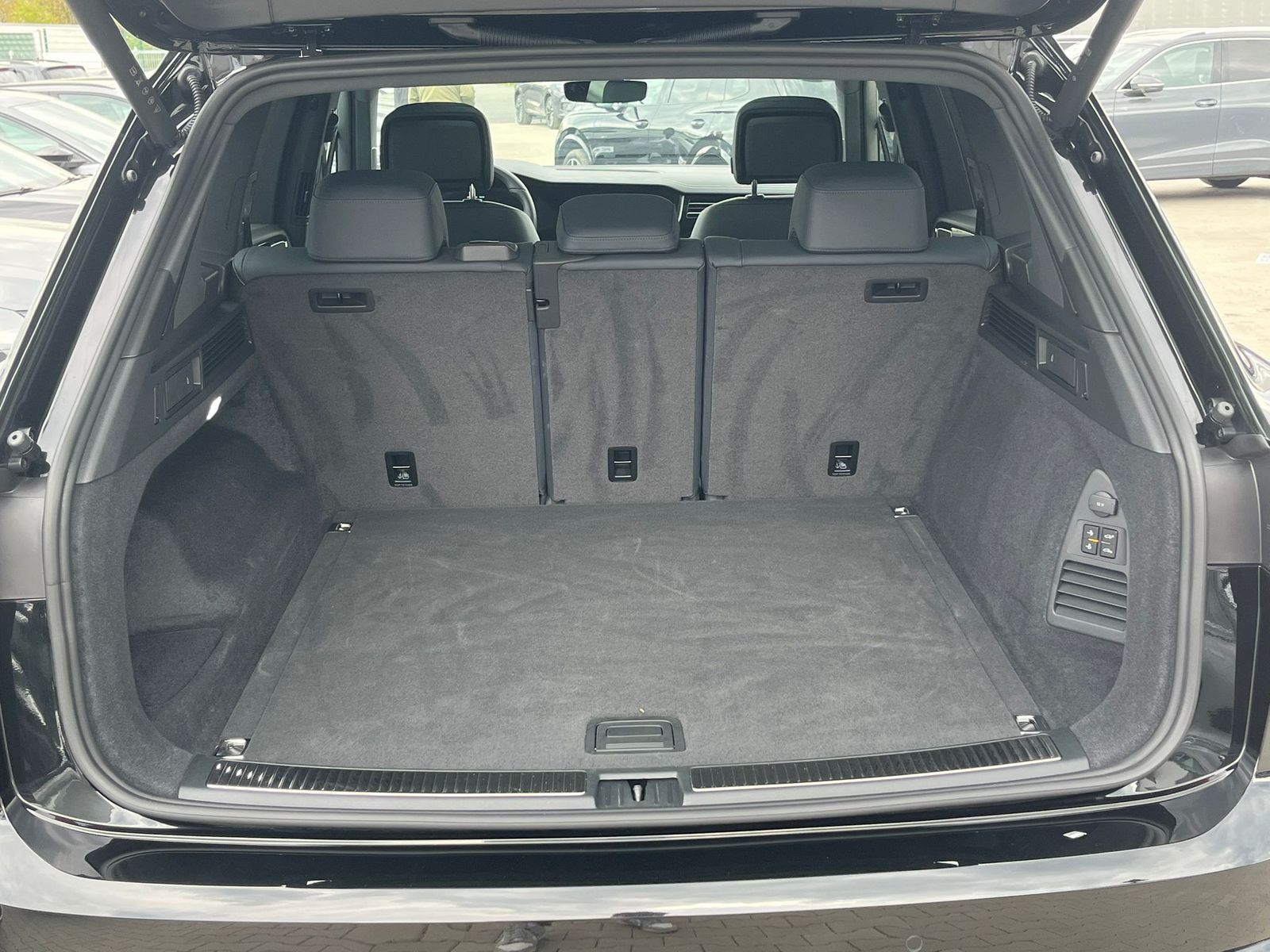 Volkswagen Touareg 3.0TDI 4M R-Line VOLL Black 22" UPE 114T