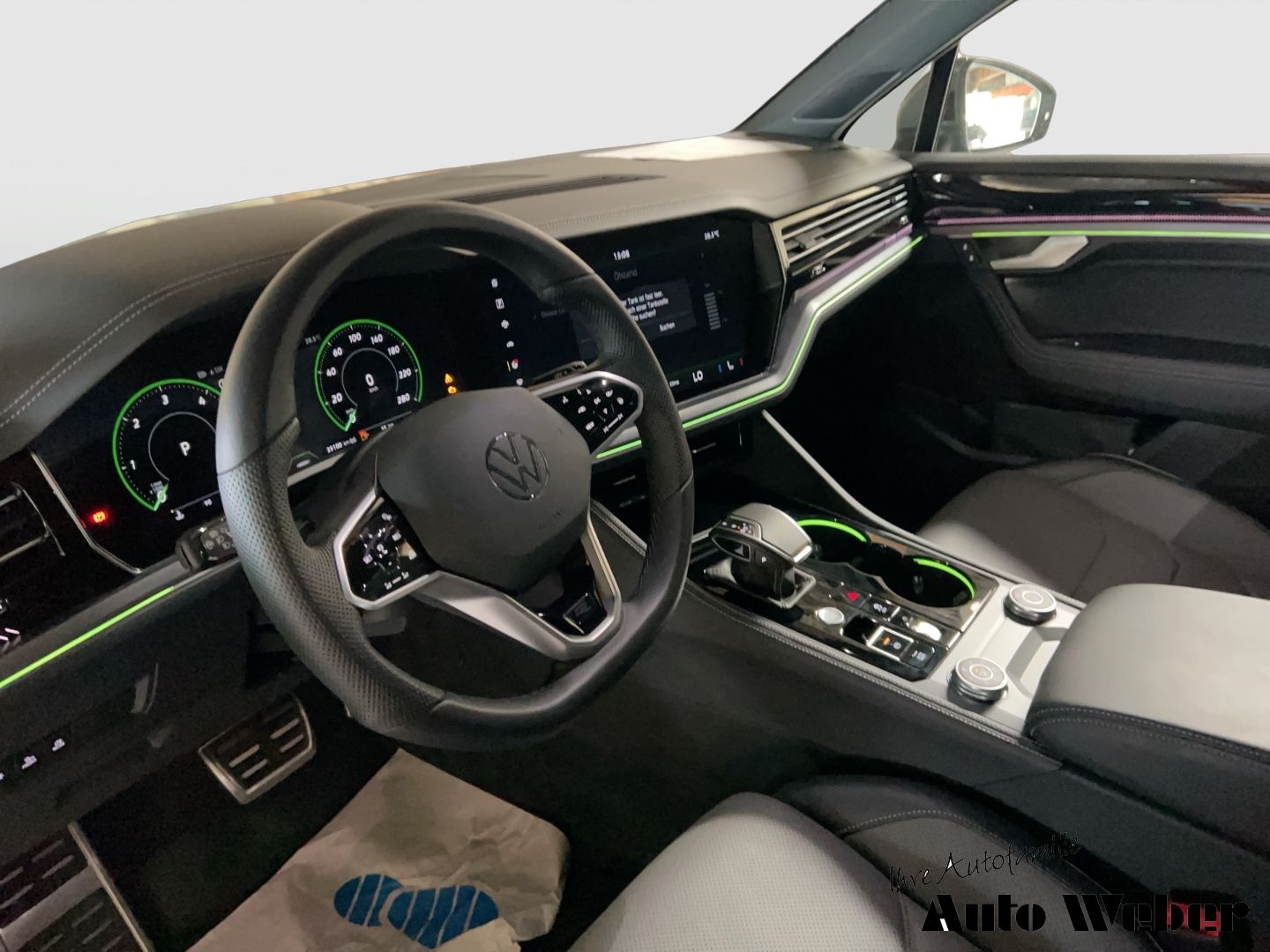 Volkswagen Touareg V6 4Motion R-Line - Samsaru's Car Outlet