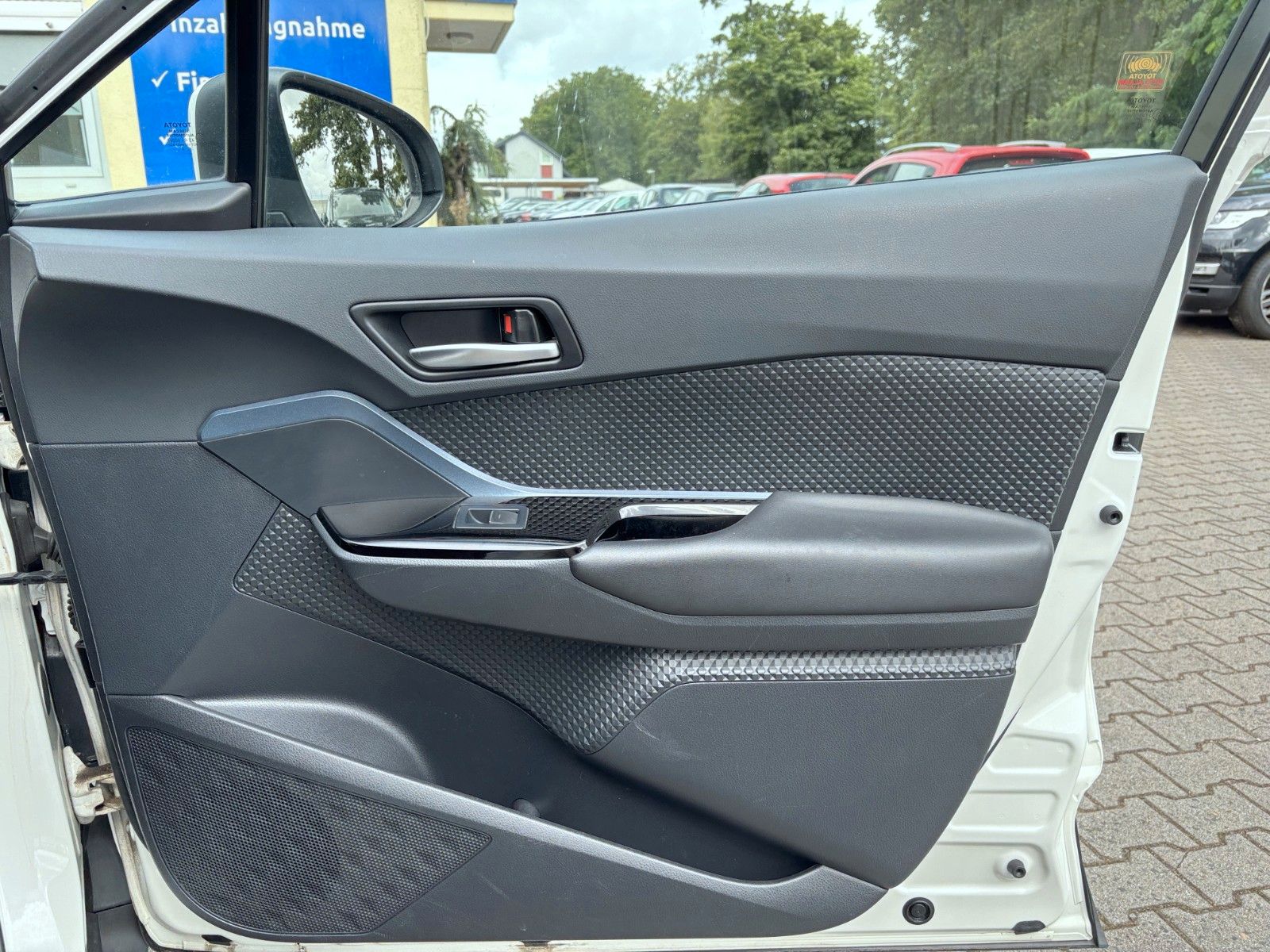 Toyota C-HR Hybrid - Samsaru's Car Outlet