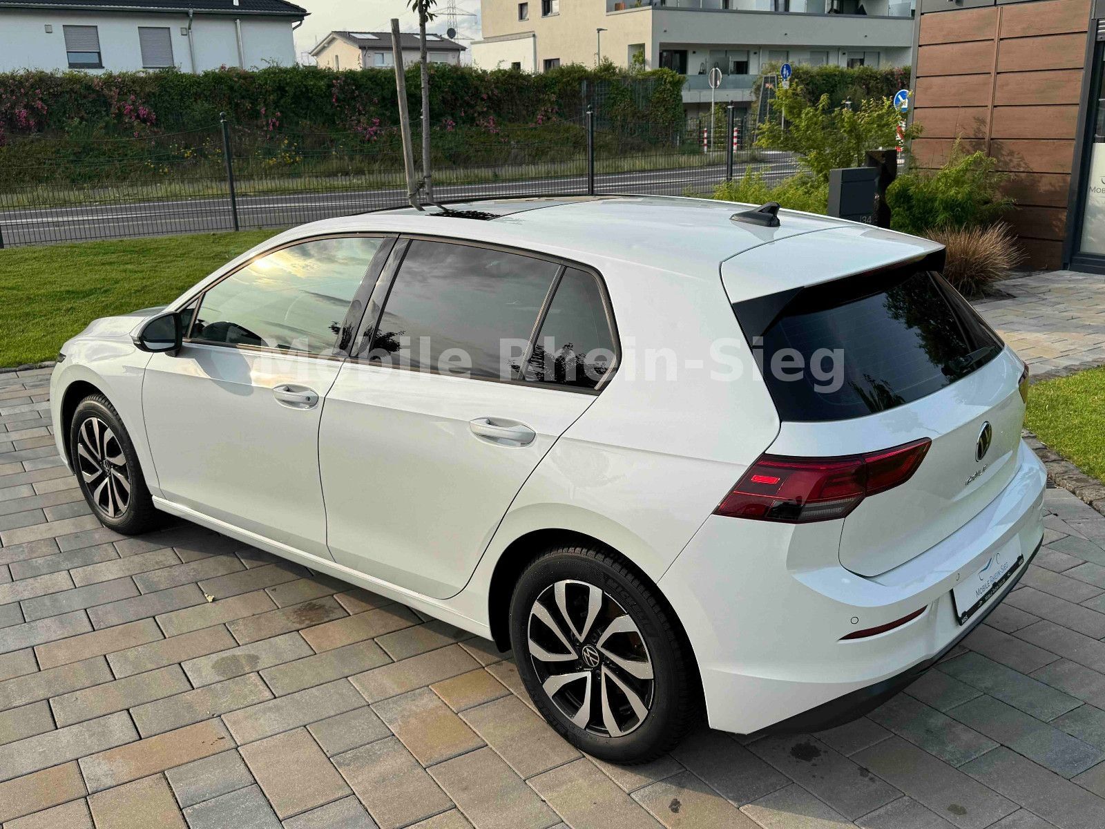 Volkswagen Golf VIII Lim. Life - Samsaru's Car Outlet