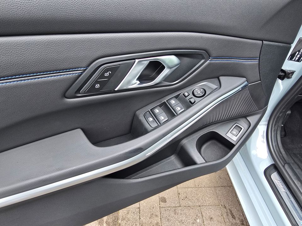 BMW 320d xDrive Touring M Sportpaket*Pano*HIFI*19"LM