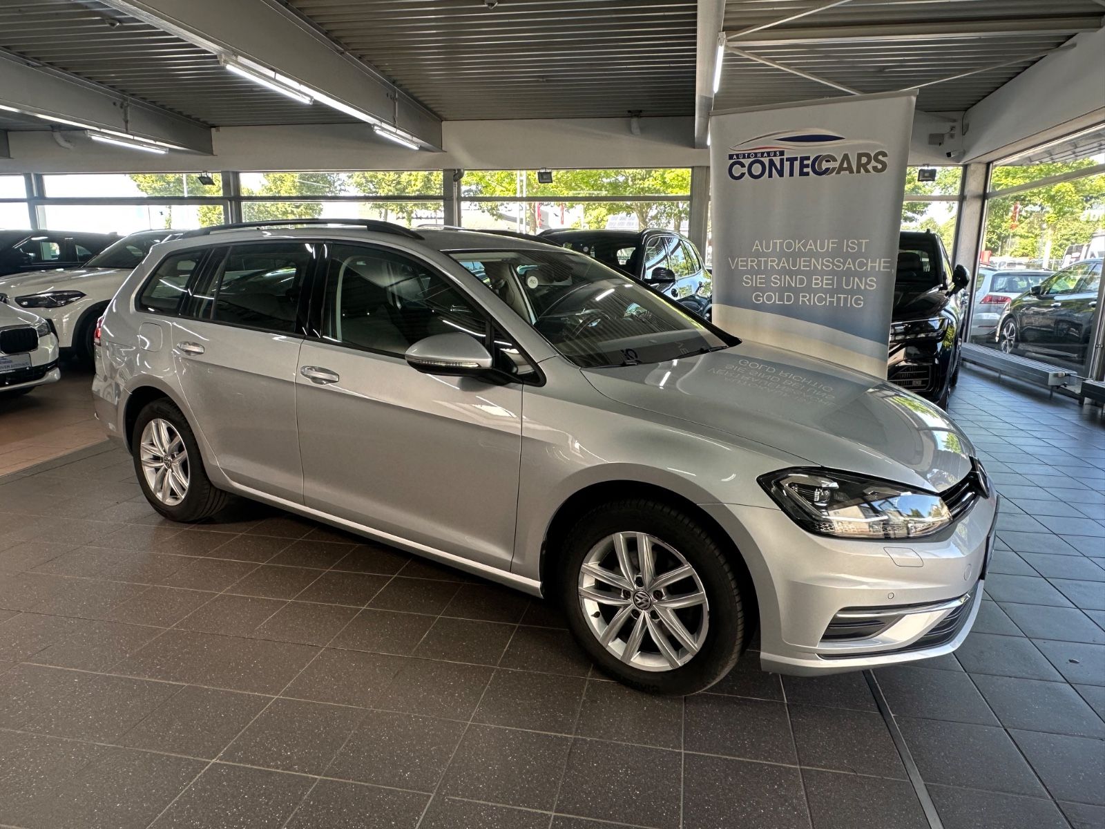 Volkswagen Golf VII 2.0 TDI Var. Comfortline - Samsaru's Car Outlet