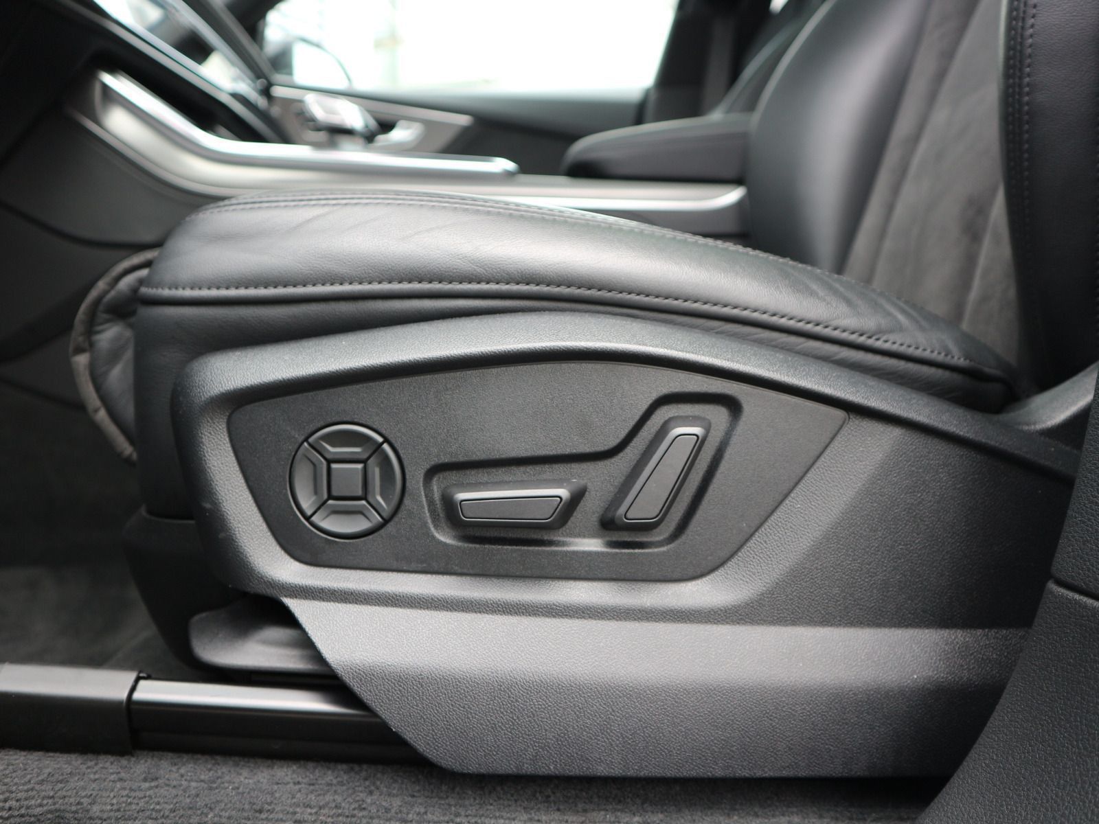 Audi RS Q8 quattro PANO+KERAMIK+AHK+HEADUP+ACC+MATRIX