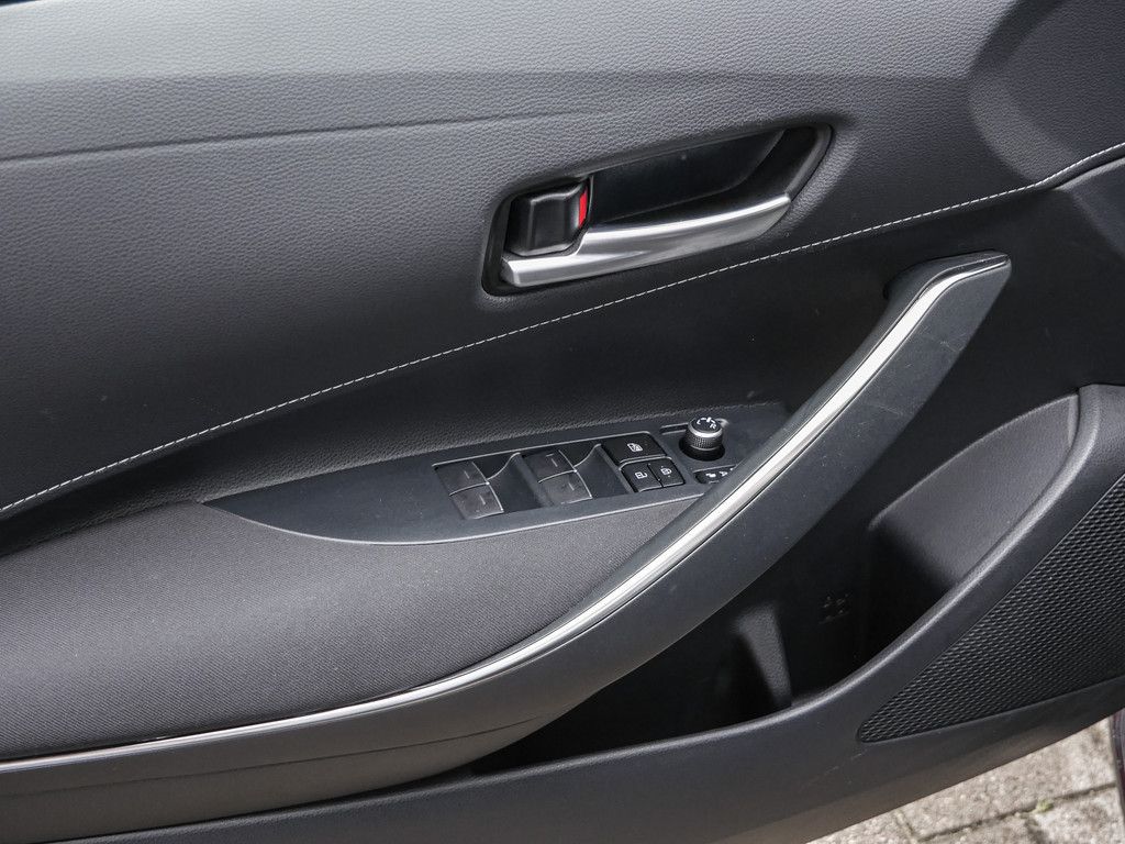 Toyota Corolla Touring Sports 2.0 Hybrid Business - Samsaru's Car Outlet