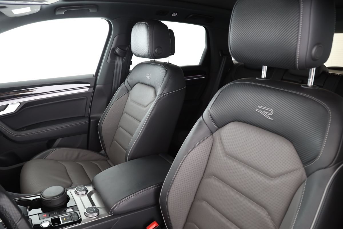 Volkswagen Touareg 3.0 TDI 4MOTION R-Line Black - Samsaru's Car Outlet