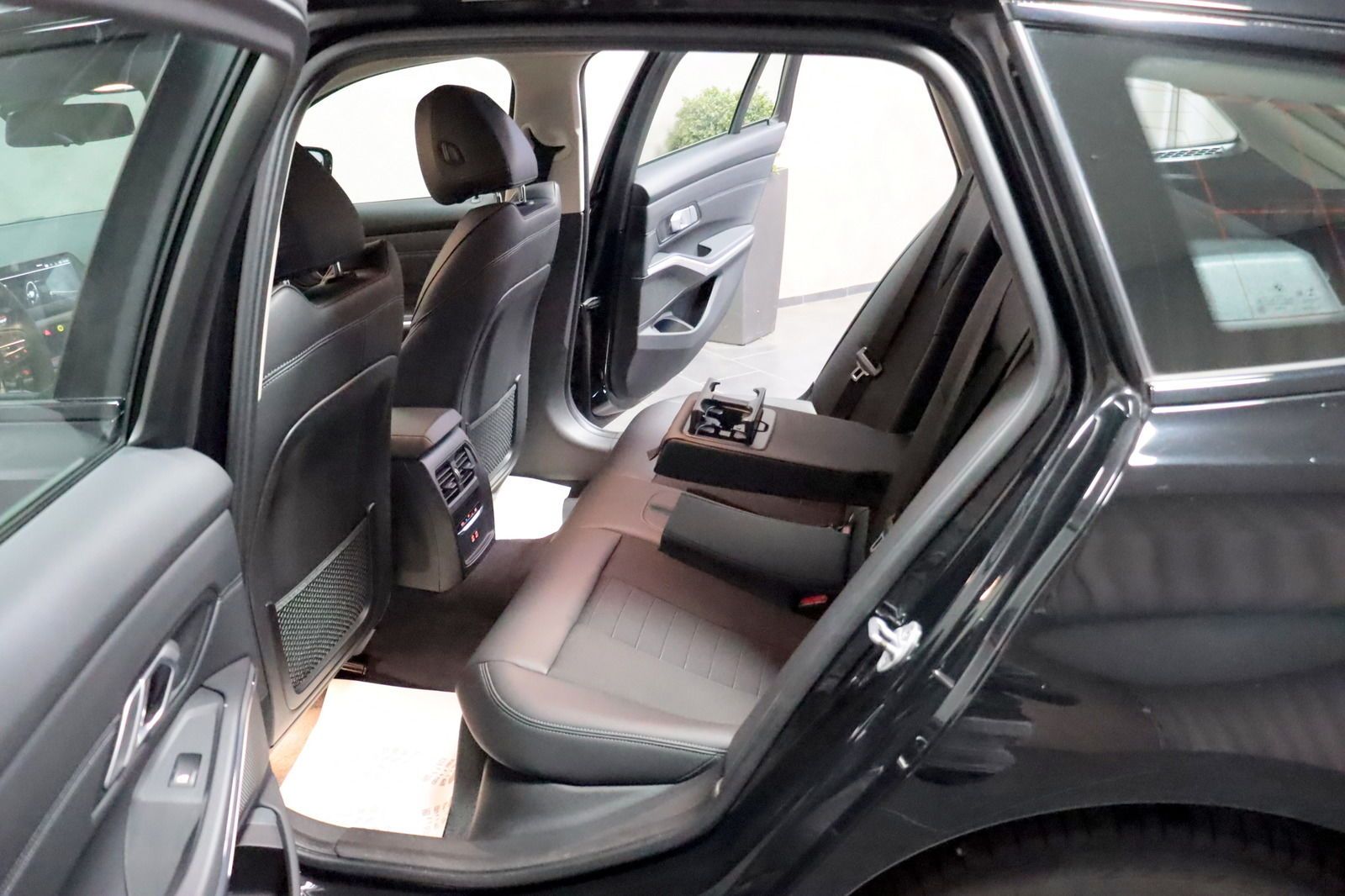 BMW 320 Sport Line Touring - Samsaru's Car Outlet