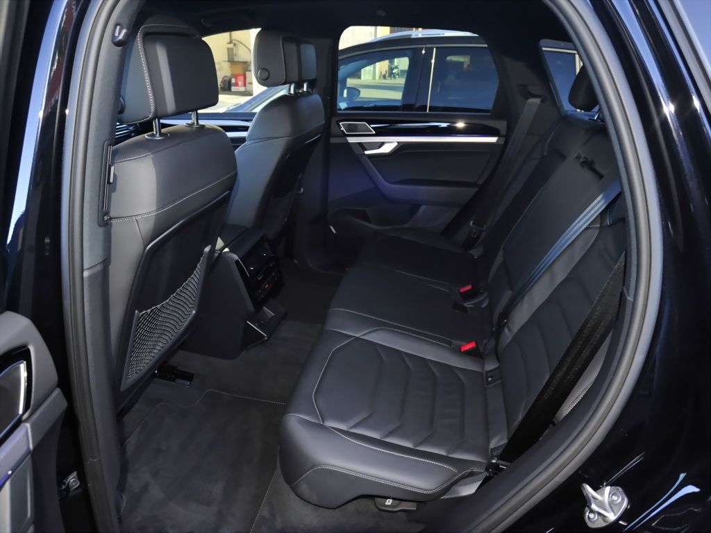 Volkswagen Touareg 3.0 TDI 4M R-Line - Samsaru's Car Outlet