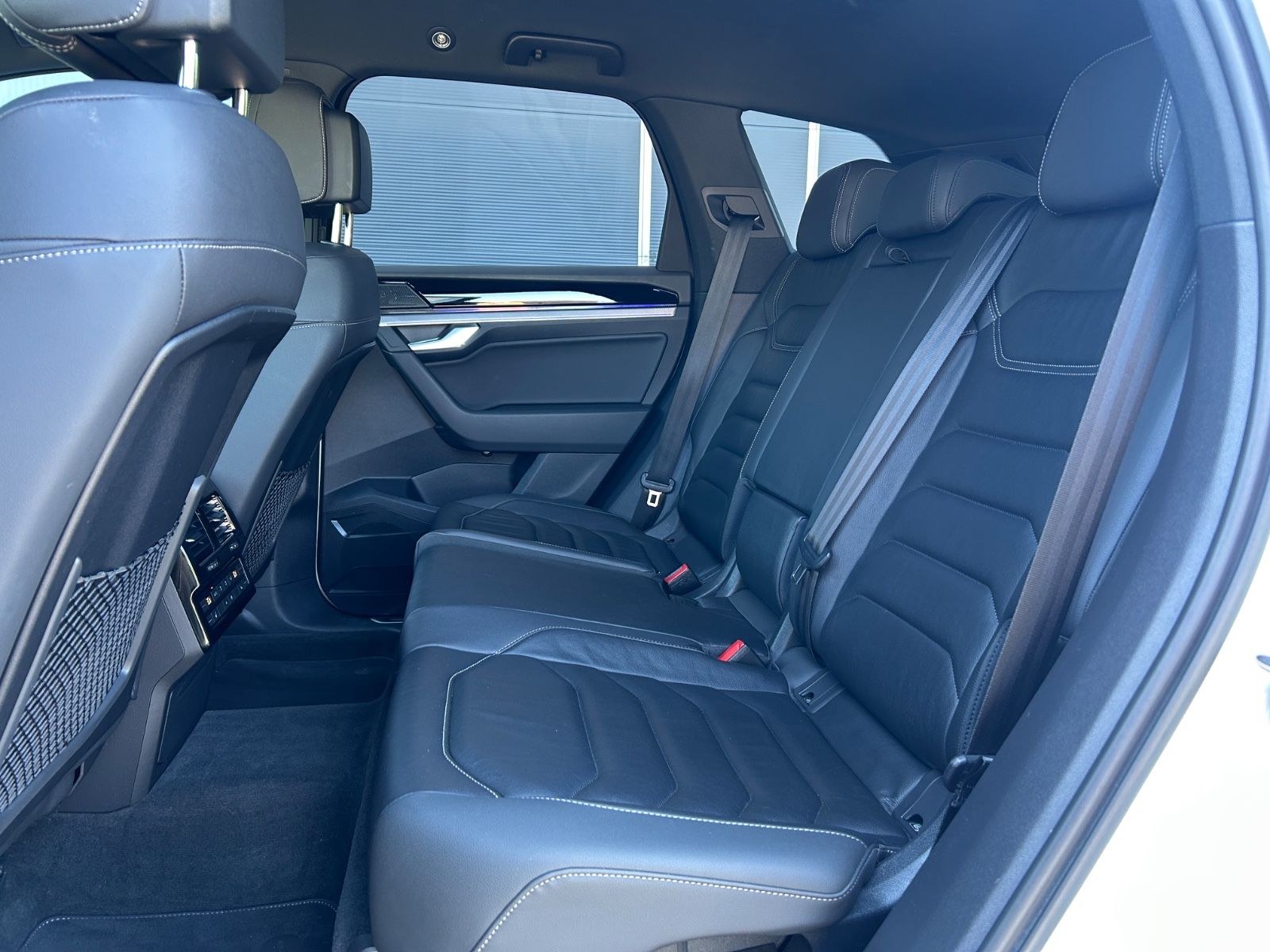 Volkswagen Touareg R-Line 4M - Samsaru's Car Outlet