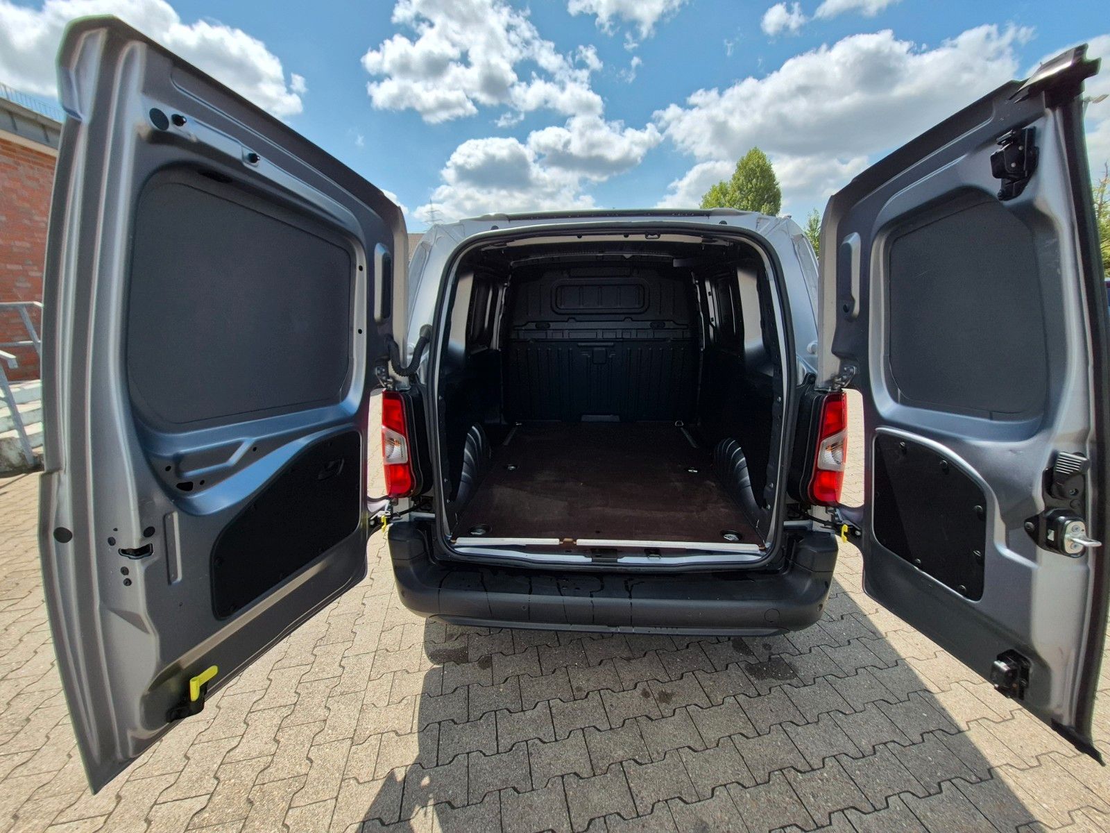 Opel Combo E Cargo Edition - Samsaru's Car Outlet