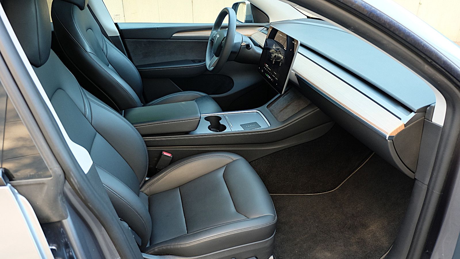 Tesla Model Y Long Range RWD,  Model 2024, Glasdach