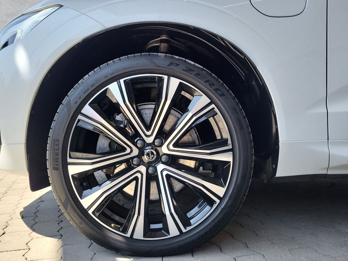 Volvo XC60 R Design Recharge Plug-In Hybrid AWD - Samsaru's Car Outlet