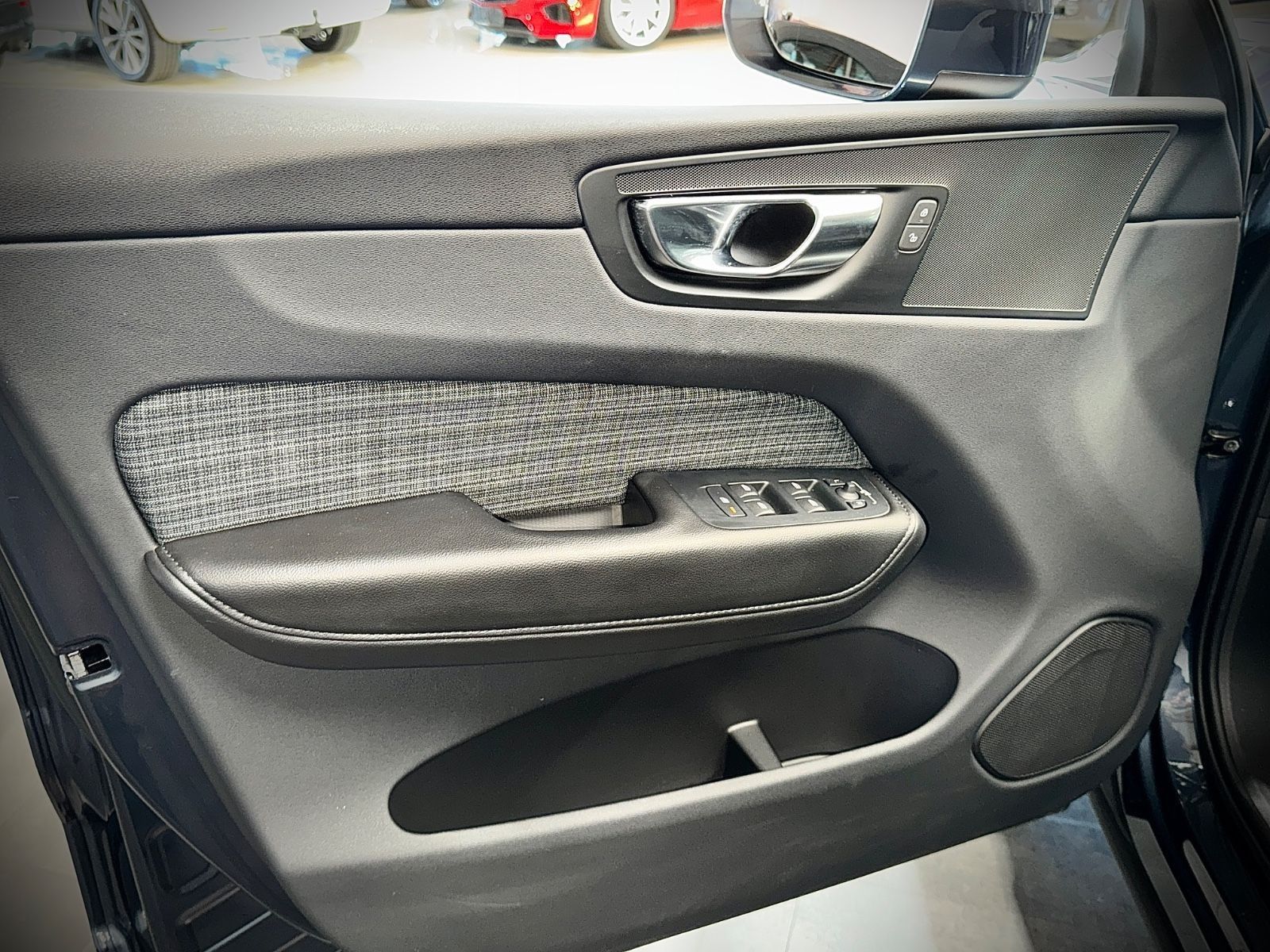 Volvo XC60 Momentum Pro 2WD - Samsaru's Car Outlet