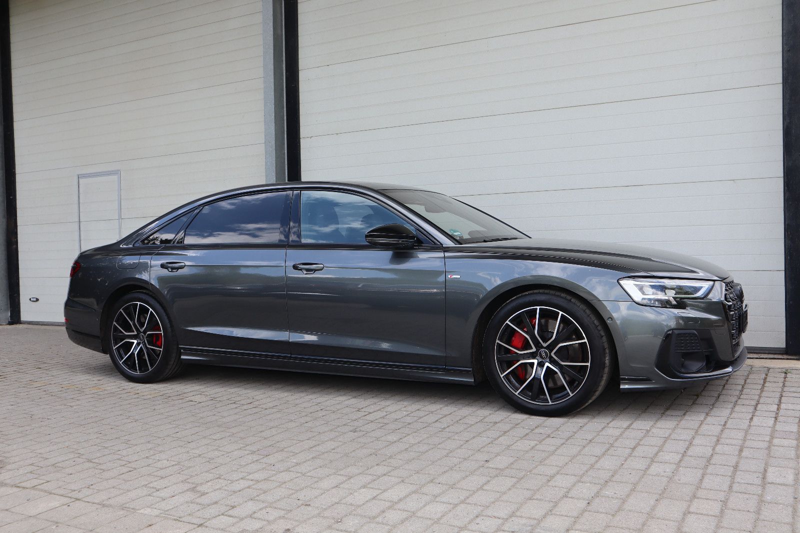 Audi A8L 60 TFSIe lang S-Line BLACK - Samsaru's Car Outlet