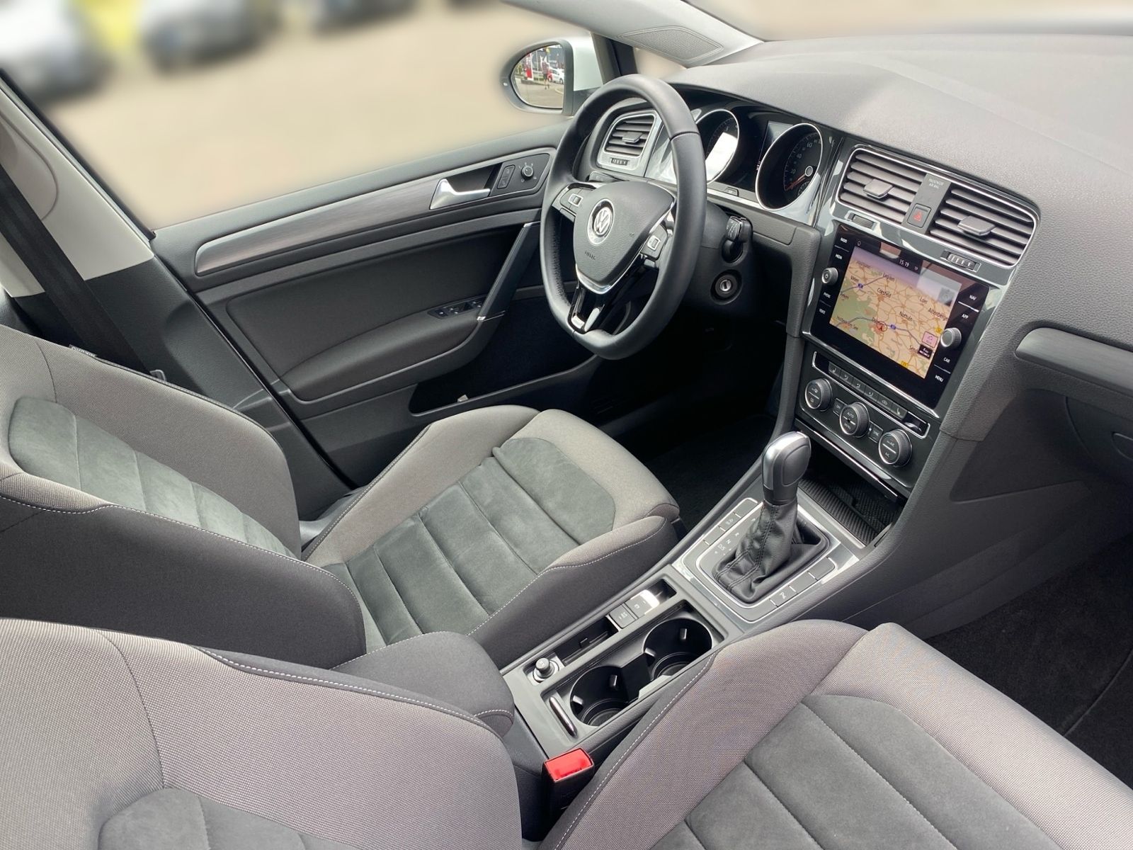 Volkswagen Golf VII 1.5 TSI DSG COMFORT - Samsaru's Car Outlet