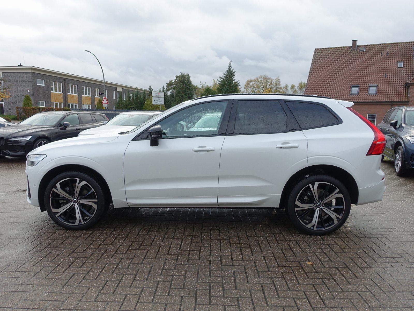 Volvo XC60 Plus B5 AWD/Four-C/AHK/HeadUp/360°Cam/Pano