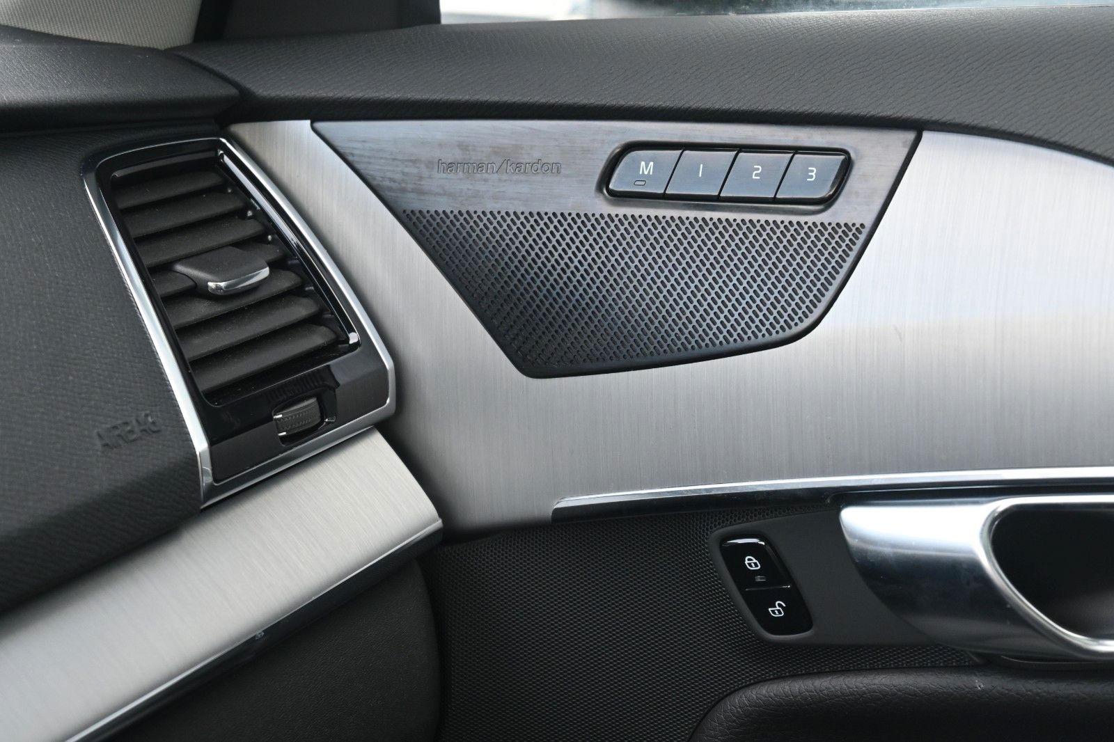 Volvo XC90 T8 Inscription - Samsaru's Car Outlet