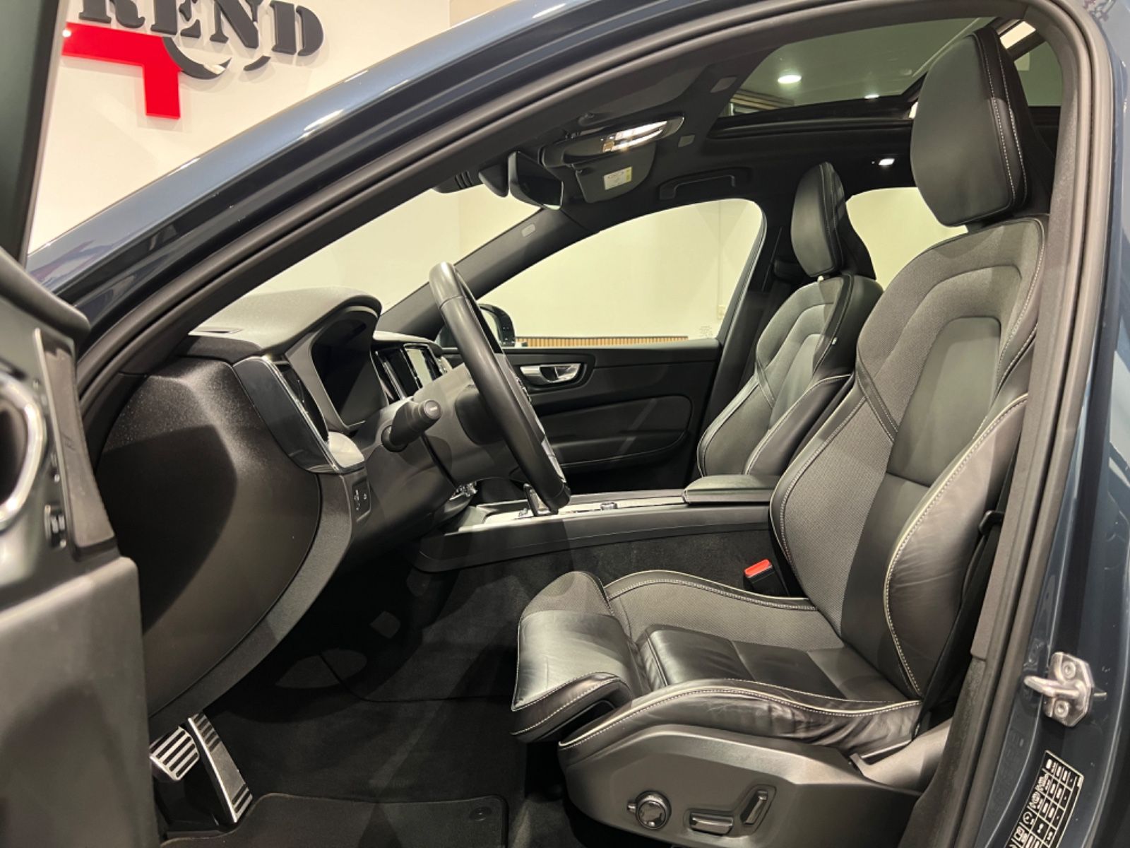 Volvo XC60 R Design AWD - Samsaru's Car Outlet