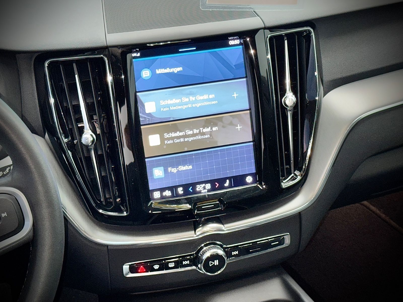 Volvo XC60 Momentum Pro 2WD - Samsaru's Car Outlet