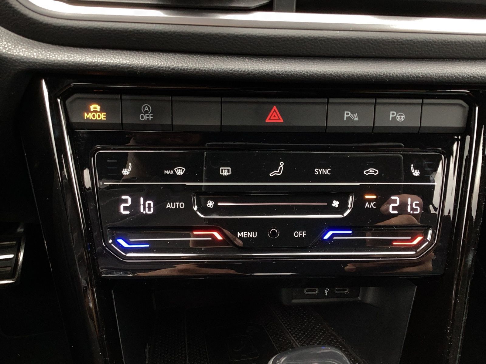 Volkswagen T-Roc 1.5 TSI DSG R-LINE - Samsaru's Car Outlet