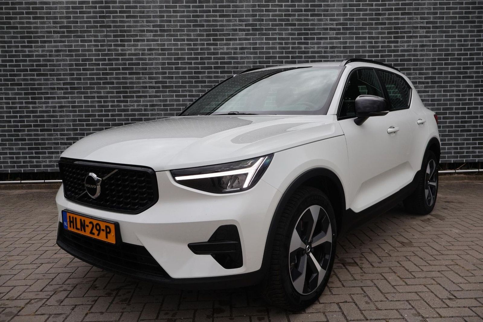 Volvo XC40 2.0 B4 Plus Dark | AHK| ACC |2WD| Beheizbar