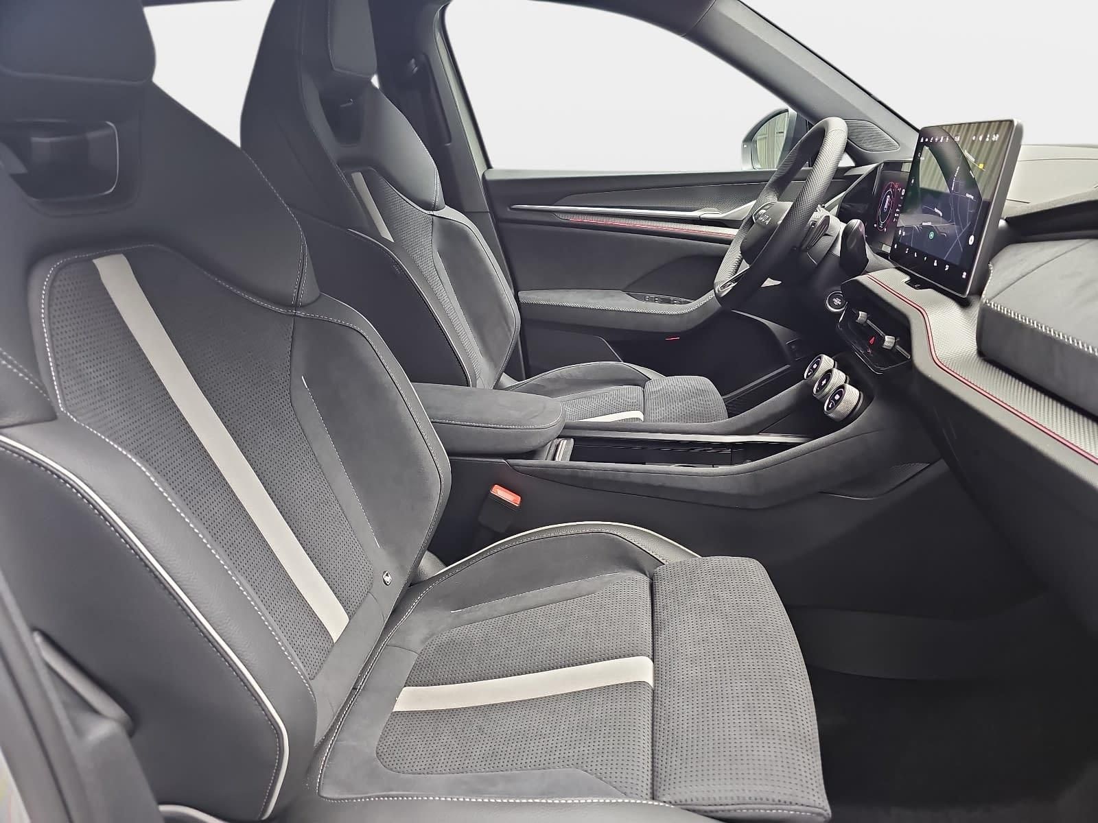 Skoda 1.5 TSI DSG IV PHEV SPORTLINE AHK PANO LM