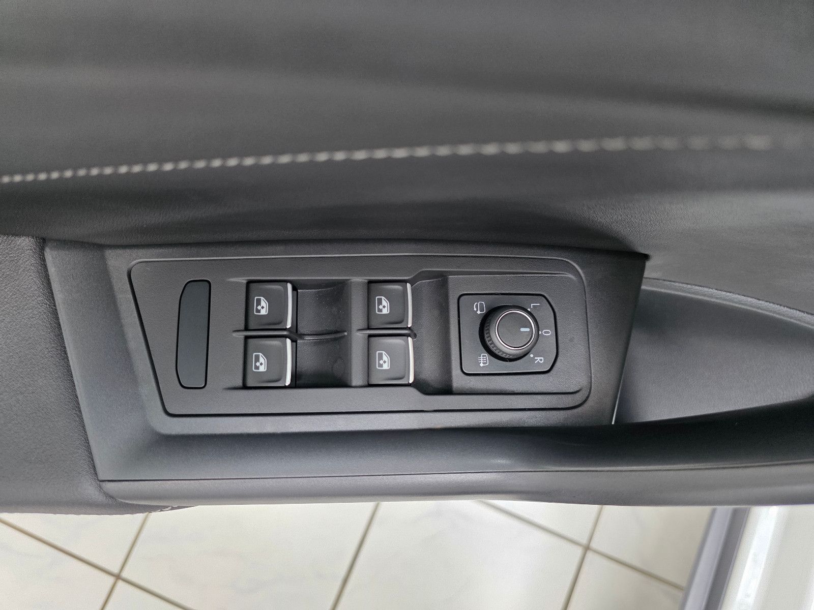 Volkswagen T-Roc R-Line Black - Samsaru's Car Outlet