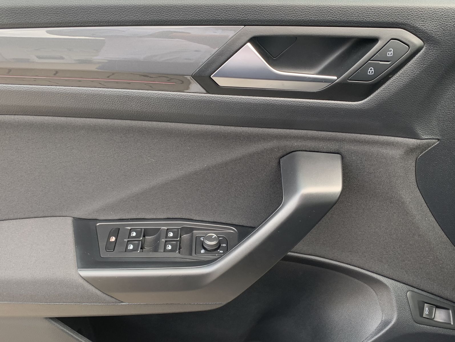 Volkswagen T-Roc 1.5 TSI Sport - Samsaru's Car Outlet