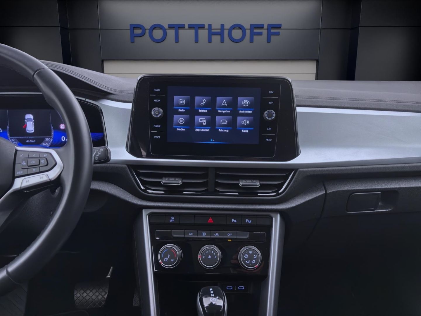 Volkswagen T-Roc 1.5 TSI DSG LIFE - Samsaru's Car Outlet