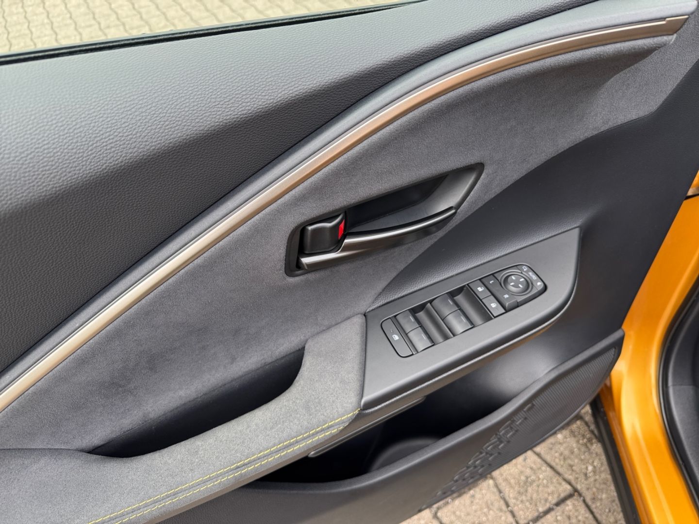 Toyota C-HR 2.0 Hybrid Lounge - Samsaru's Car Outlet