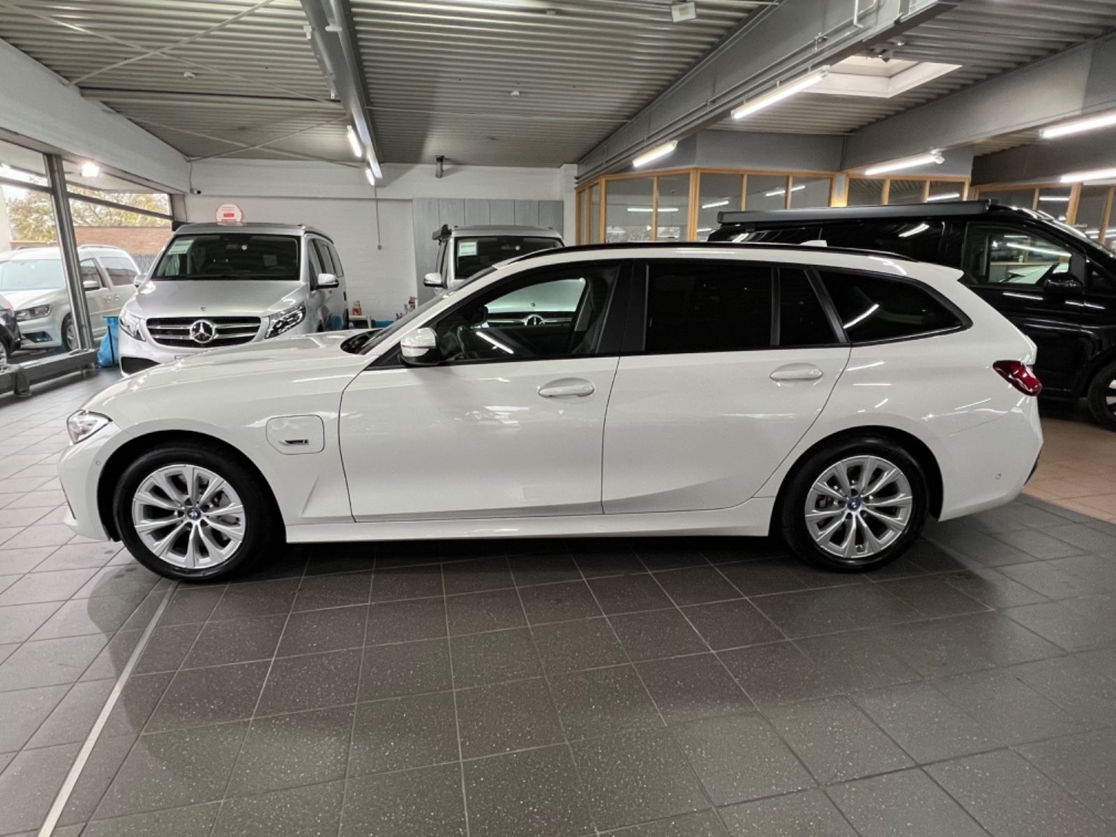 BMW 330 e Advantage Touring - Samsaru's Car Outlet