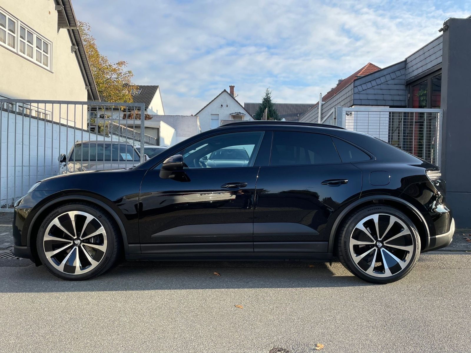 Porsche Macan 4 - Samsaru's Car Outlet