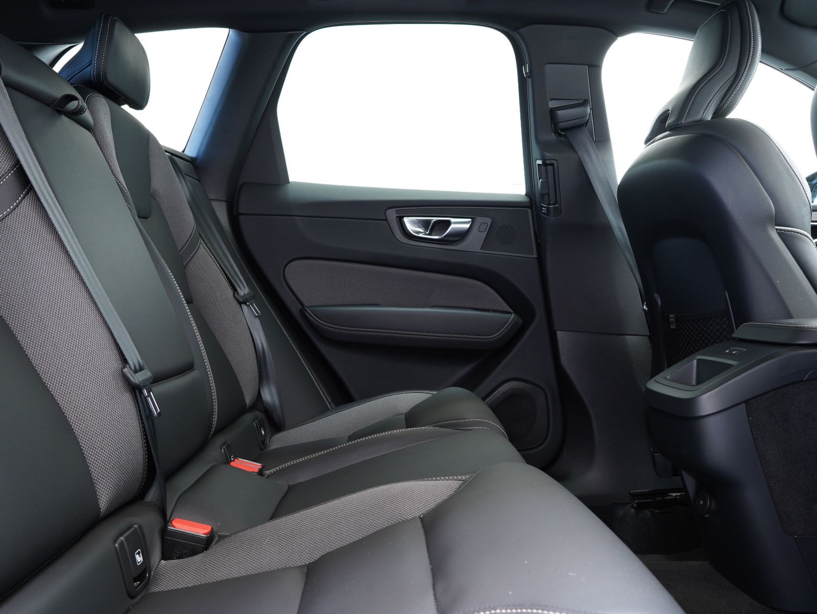 Volvo XC60 B4 D AWD Plus Dark - Samsaru's Car Outlet