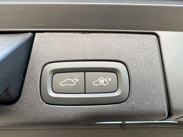 Volvo XC60 T8 Ultra Dark Recharge Plug-In Hybrid AWD