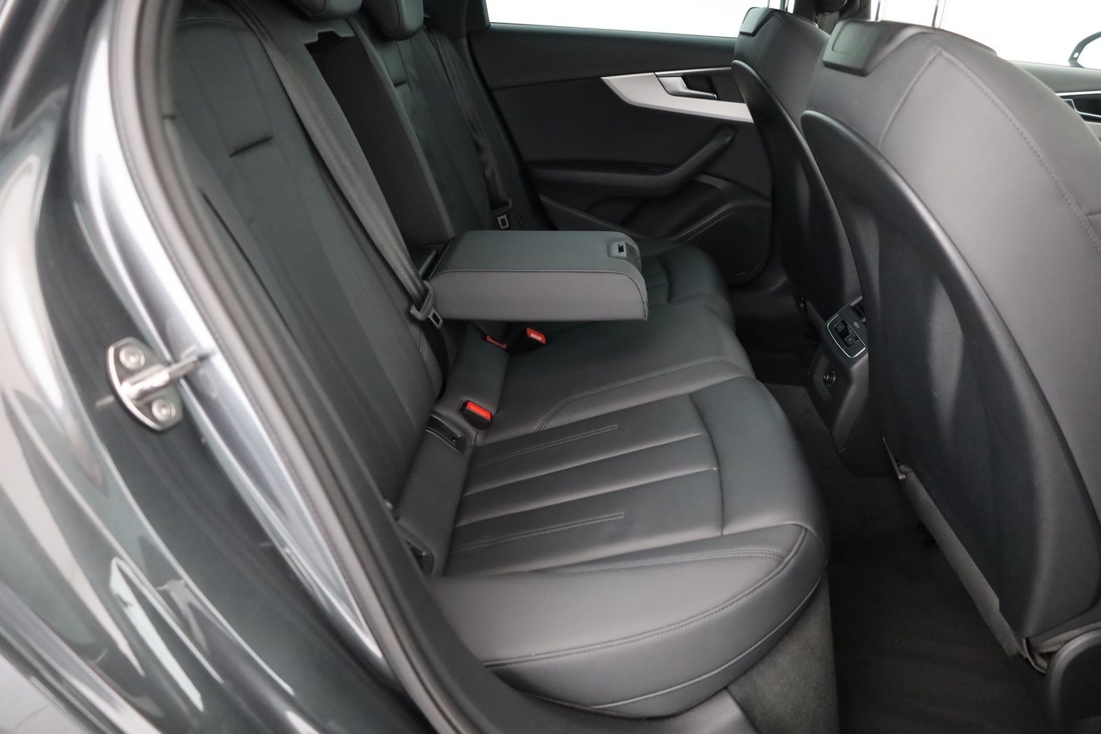 Audi A4 Avant 35 TFSI S-Line - Samsaru's Car Outlet