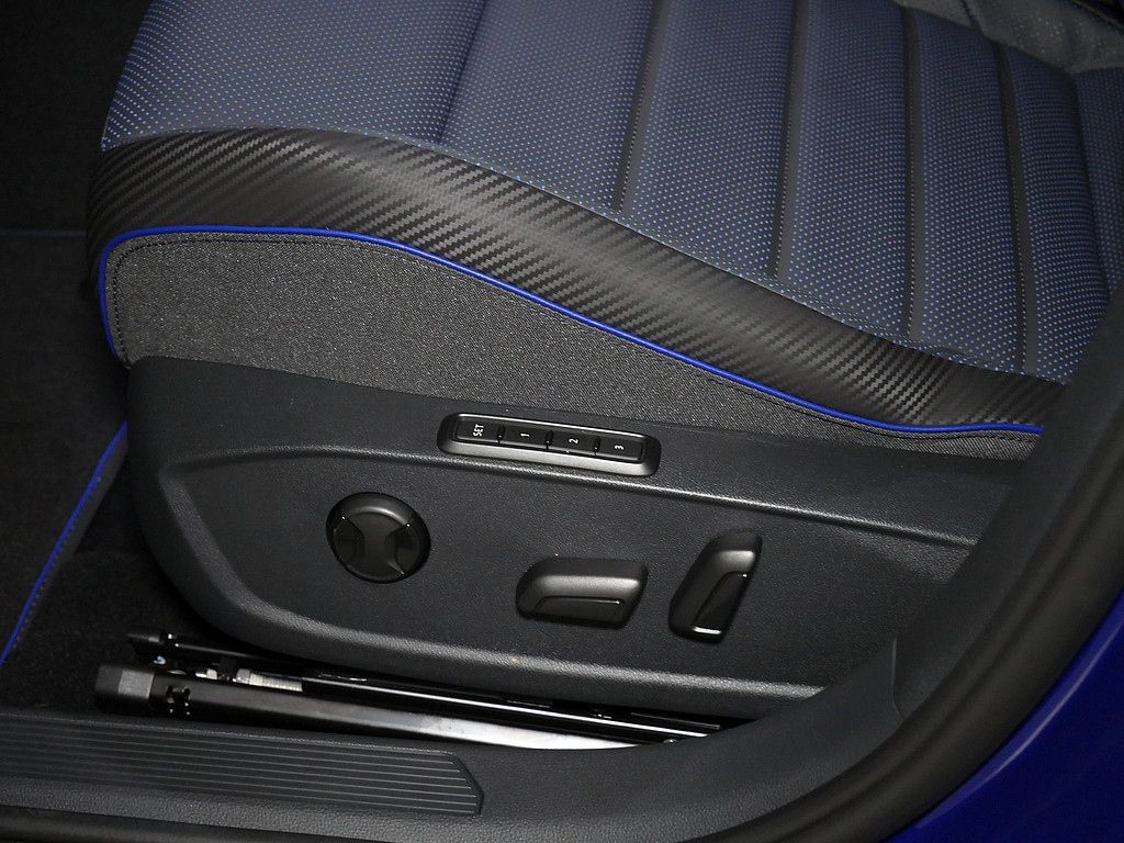 Volkswagen Golf Variant R 2.0 TSI 4Motion DSG PANO AHK MATR