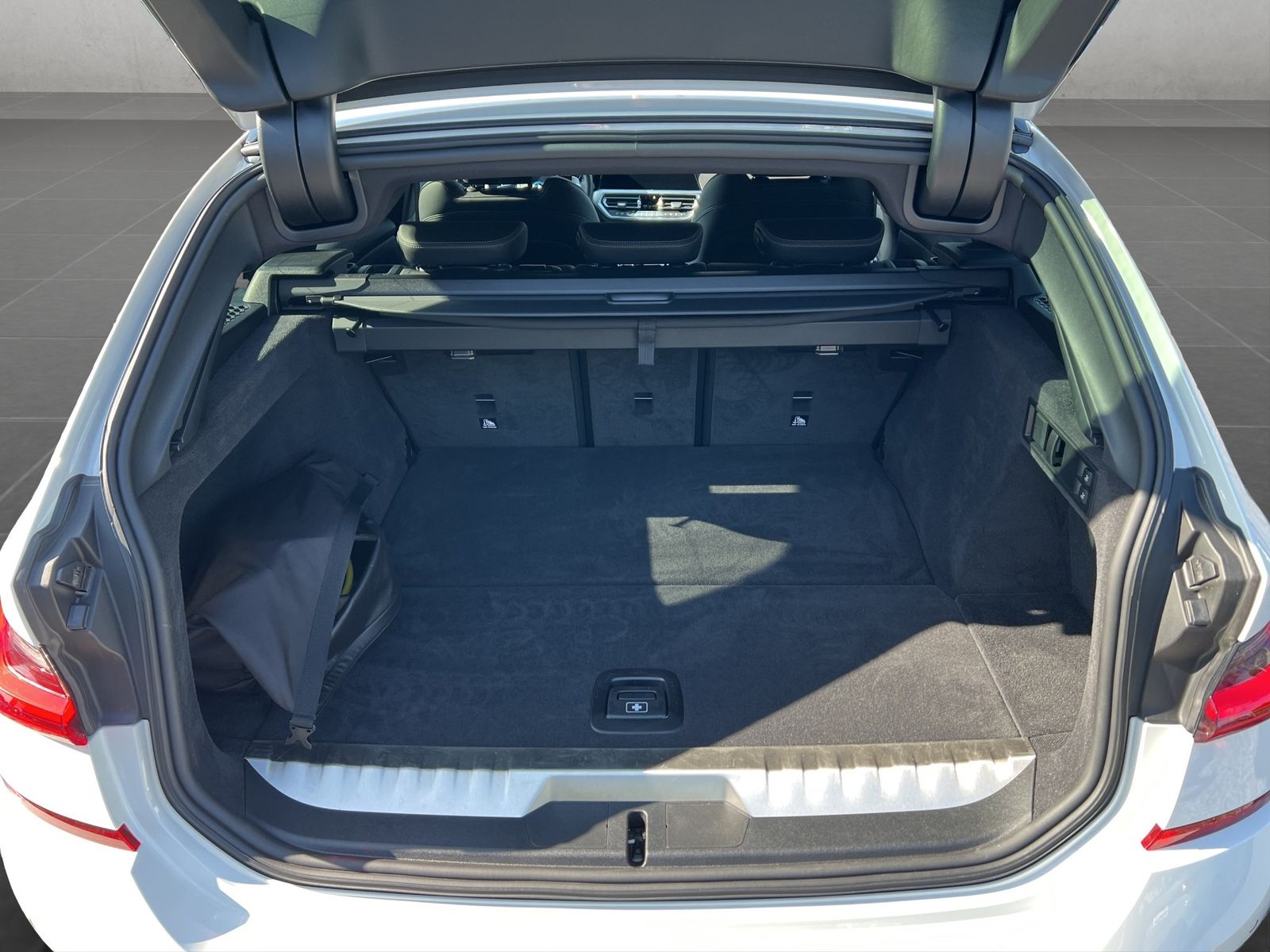 BMW 330e xDrive M Sport - Samsaru's Car Outlet