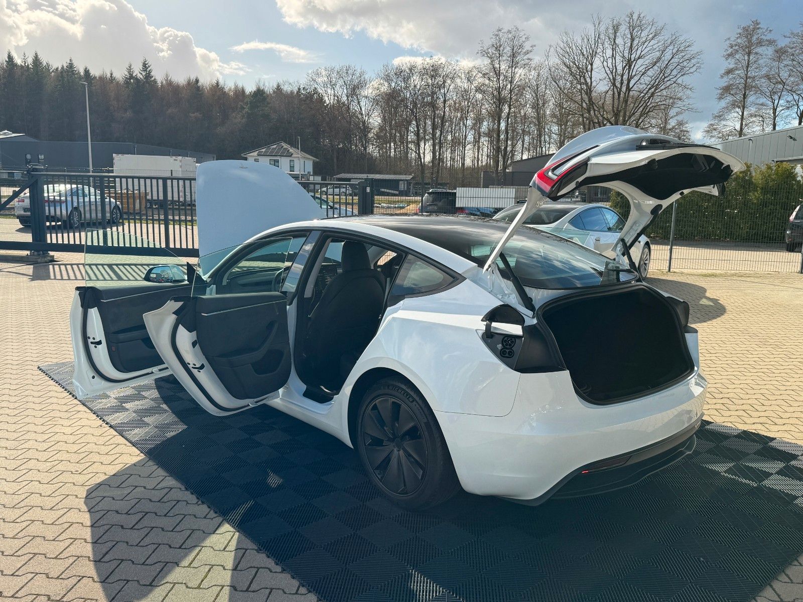 Tesla MODEL 3 HIGHLAND LR AWD | HW4 | TOW PACKAGE |