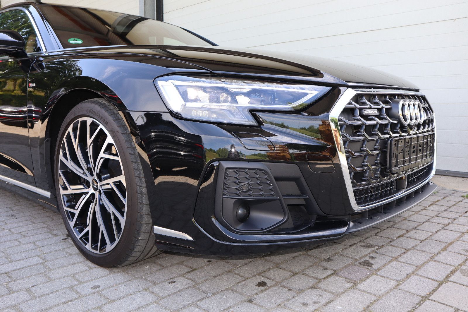 Audi A8L 60 TFSIe lang S-Line - Samsaru's Car Outlet