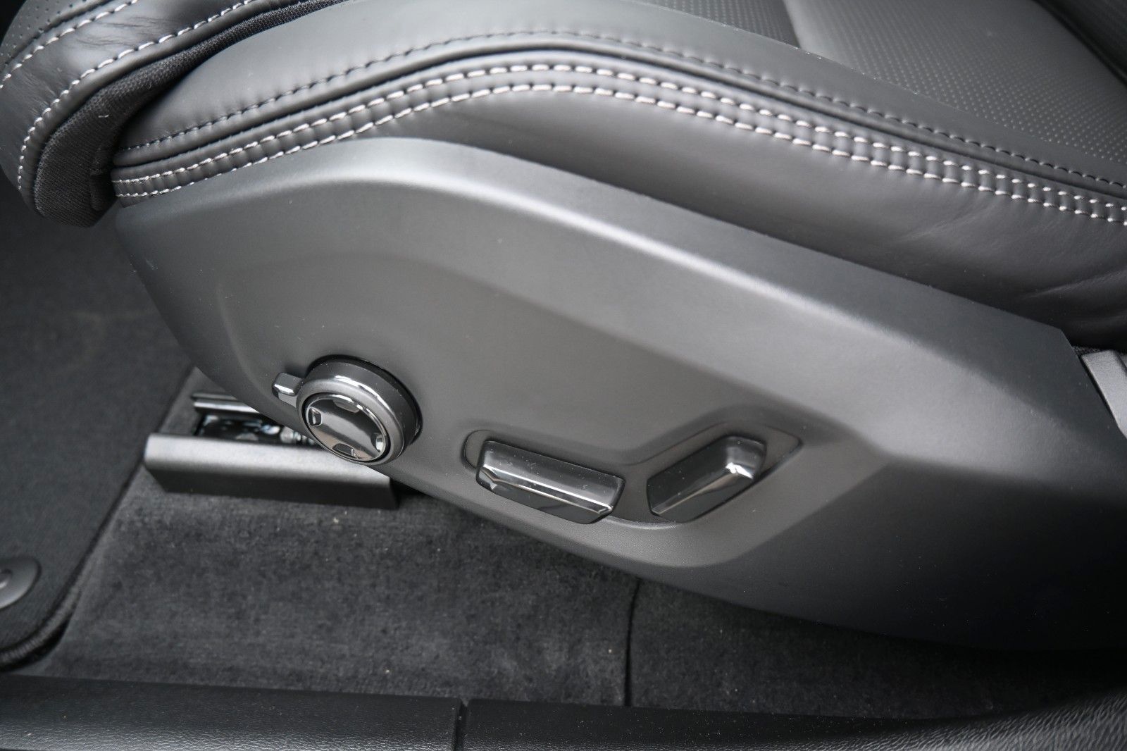 Volvo XC60 B4 D Autom. Plus Dark*STDHZG*360°*H&K*ACC