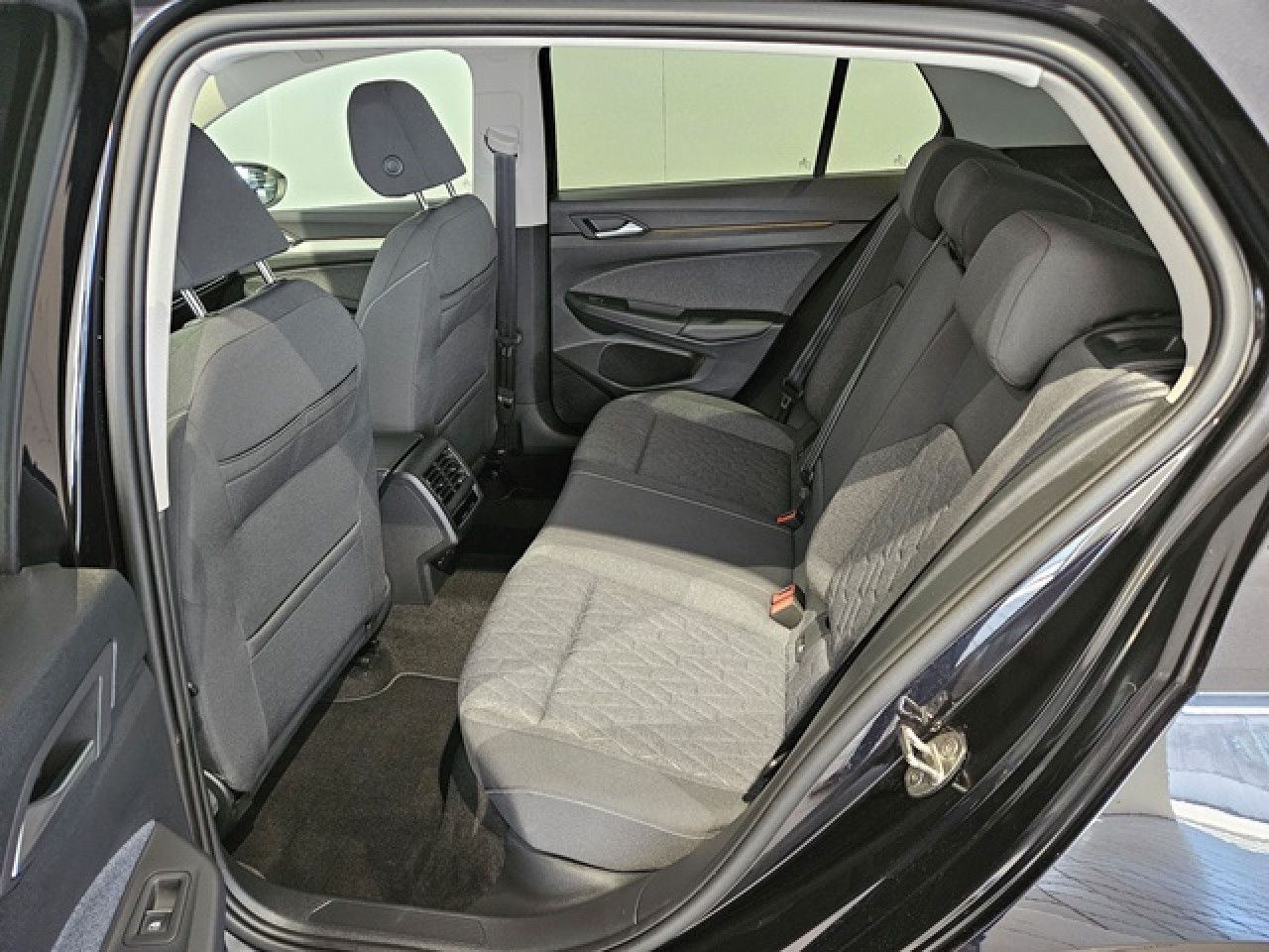 Volkswagen Golf 1.5 eTSI Move - Samsaru's Car Outlet