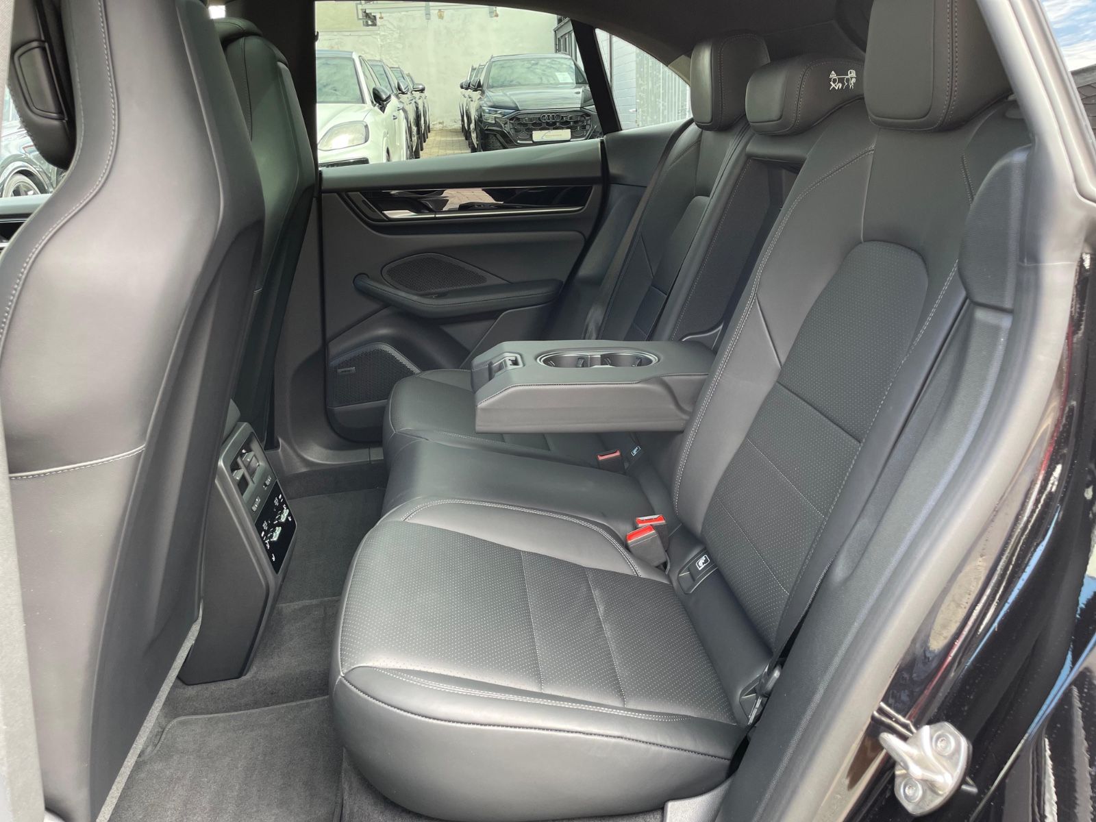 Porsche Macan 4 - Samsaru's Car Outlet
