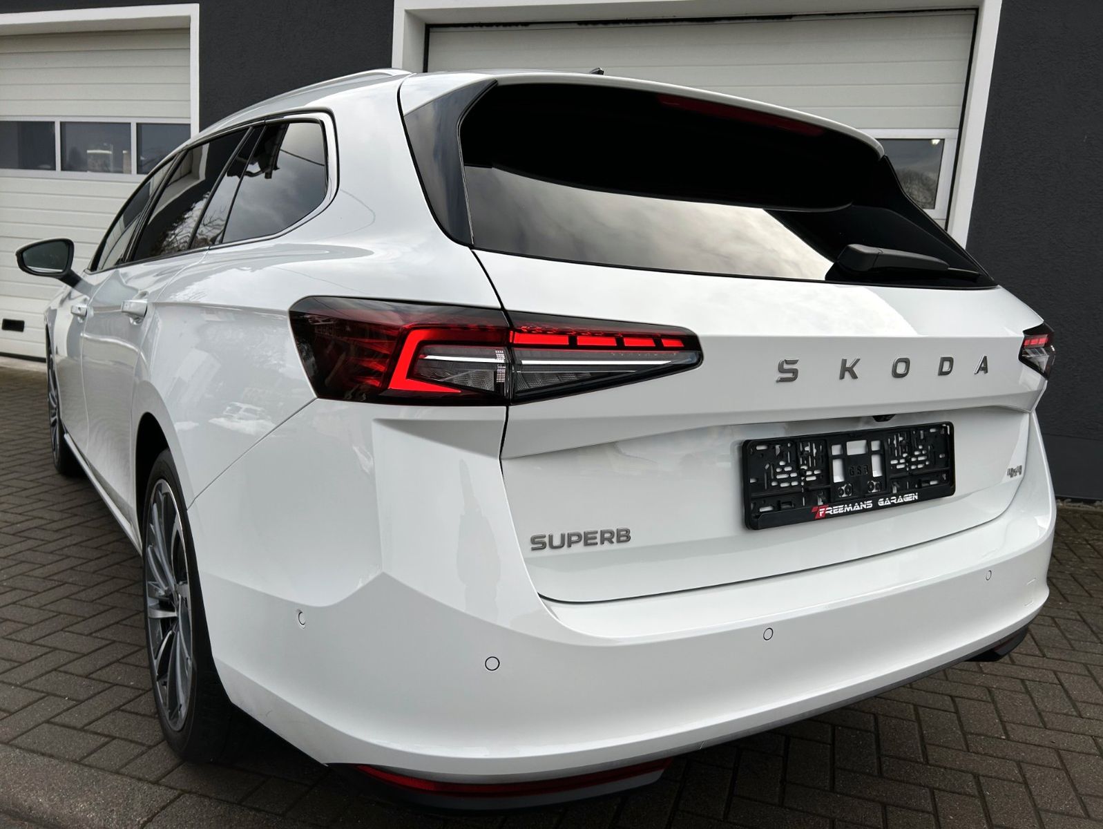 Skoda SUPERB COMBI 4x4 L&K*STHEIZ*VOLL*GARANTIE-2030*
