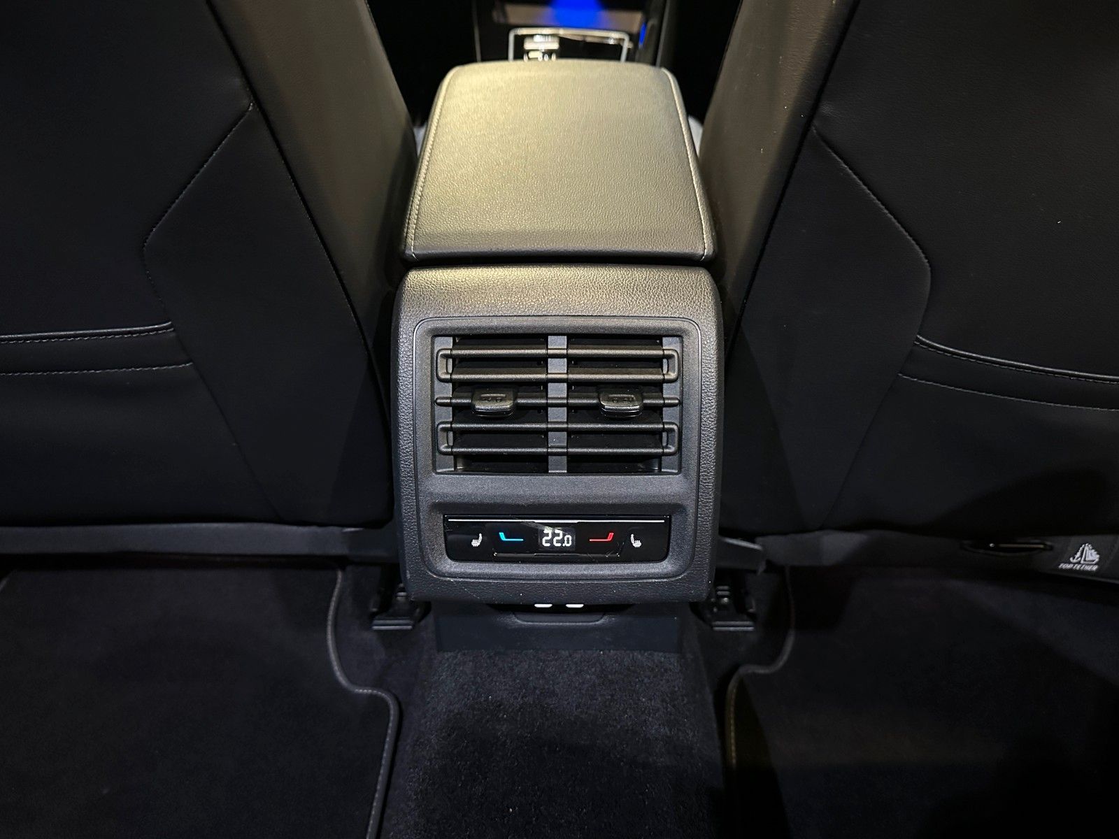 Volkswagen Golf Variant R-Line 4Motion*PANORAMA*AHK*Standhz