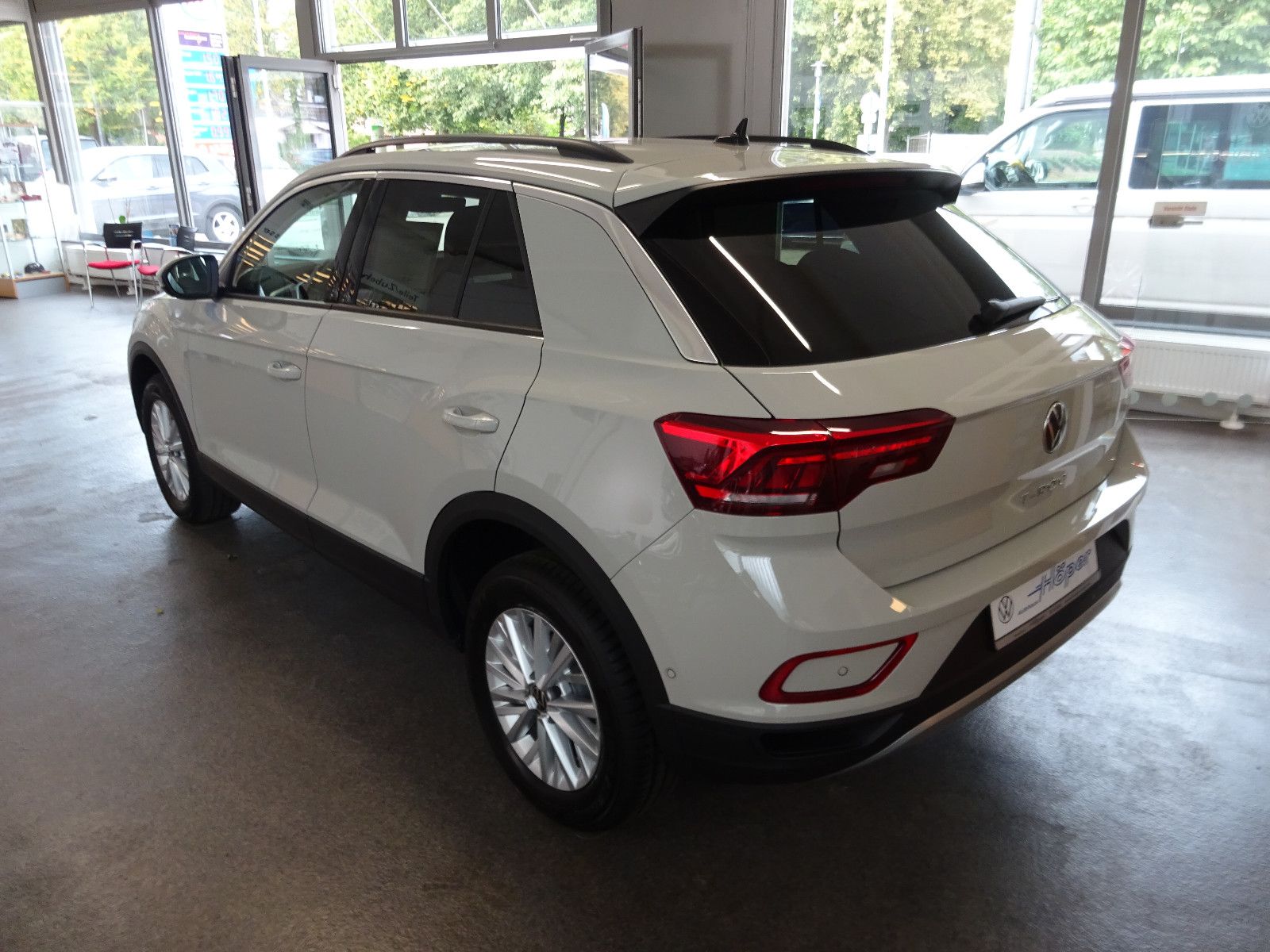 Volkswagen T-Roc 1.5 TSI DSG Life - Samsaru's Car Outlet