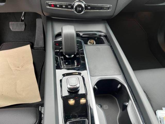 Volvo XC60 B4 Core - Samsaru's Car Outlet